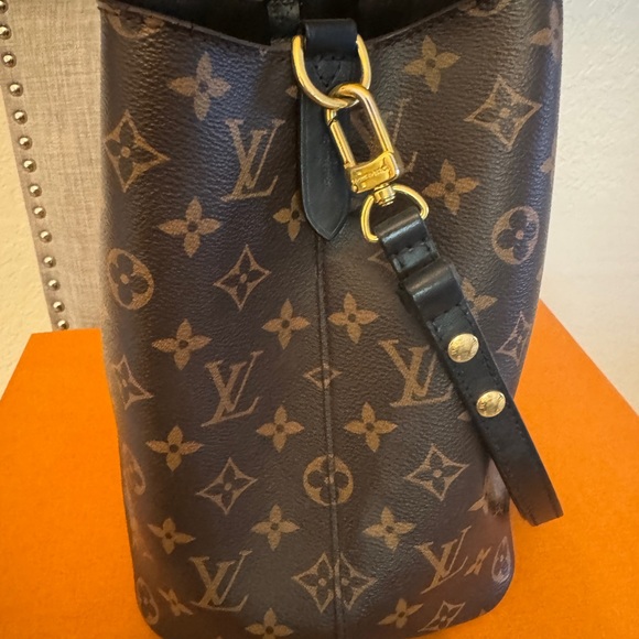 Gently Used Authentic Louis Vuitton Neo Noe MM in Monogram Black. - Picture 3 of 9